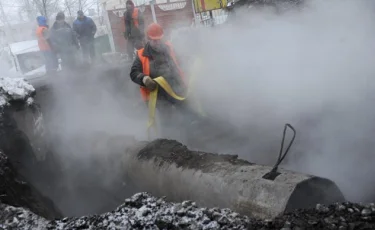 Алматыда жылу желісі жарылып, 4 адам ауруханаға жеткізілді (ВИДЕО)