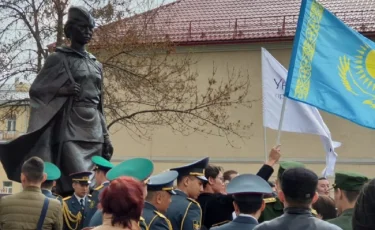 Алие Молдагуловой открыли памятник в Санкт-Петербурге