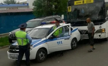 Не на тех наехал: автобус врезался в патрульную машину полицейских в Петропавловске