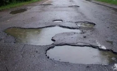 Почти 1,5 млн тенге отсудил за яму на дороге водитель в Уральске (видео)