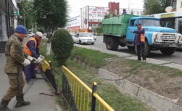 Город без барьеров: в Уральске сносят металлические ограждения (видео)