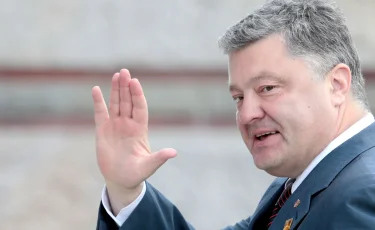 Порошенко отбасымен Украинадан ұшып кетті