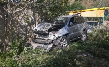 Алматыда әкесінің көлігін айдап әкеткен бозбала сүйіктісімен апатқа ұшырады 