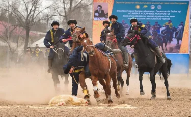 Алматы облысында жігіттер көшенің қақ ортасында көкпар тартқан 