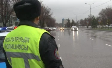 Автомобиль сбил полицейского в Павлодаре (видео)