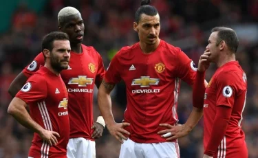 Футболистам Manchester United запретили гулять по столице Казахстана дольше 10 минут