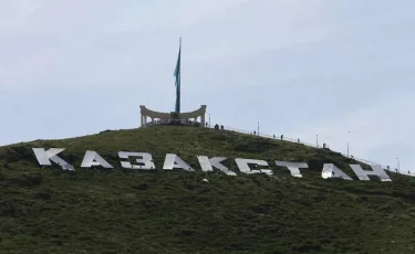 Гора госсимволов в Усть-Каменогорске осталась без флага (видео)