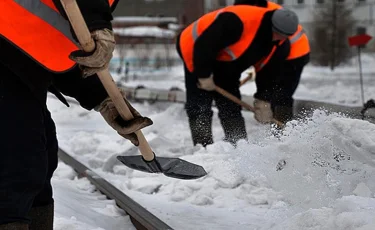 Полторы тысячи человек чистят Алматы от снега  