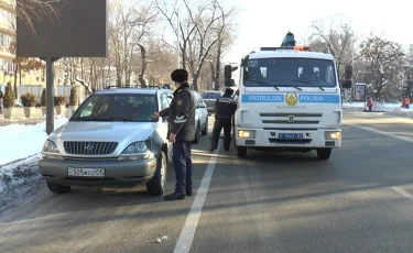 Полицейские Алматы наказывают водителей за парковку на спецполосе для общественного транспорта