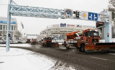 Алматыда өткен түні 160 мың текше метр қар шығарылды