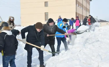 Более 5 тысяч жителей вышли на уборку снега в Нур-Султане