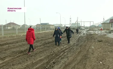 По колено в грязи: в поселке Исаев Алматинской области никак не проложат дороги