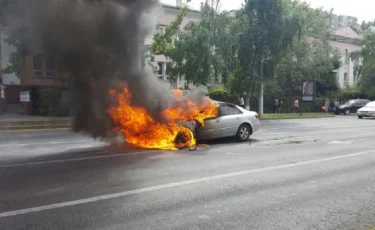 Өскеменде жүріп келе жатқан көлік өртенді 