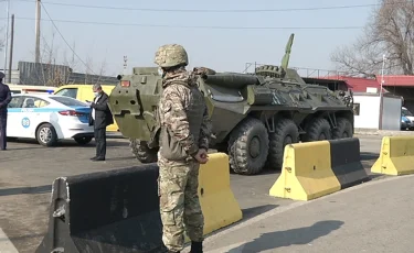 На блокпосту близ рынка "Алтын орда" утром наблюдалась пробка