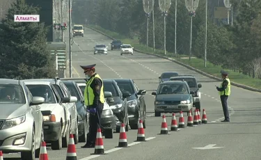 Почти сто автолюбителей арестовали в Алматы за нарушение режима карантина