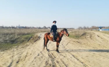 В Алматинской области полицейские вышли на конное патрулирование