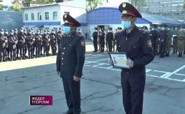 Алматыда карантин режимін бұзғандар соққыға жыққан полицей марапатталды