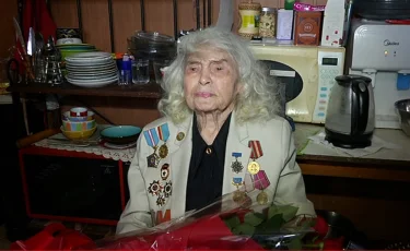 101-летнюю алматинку поздравили с предстоящим Днем Победы власти Жетысуского района