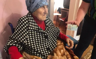 Новое удостоверение личности вручили 92-летней труженице тыла