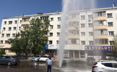 Фонтан воды выше пятиэтажки бил из-под асфальта в Нур-Султане