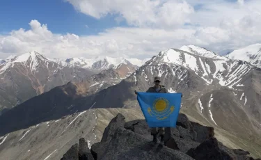 Флаг Казахстана водрузили юные патриоты на Большой Алматинский пик 