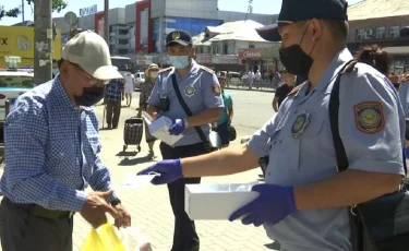 Талдықорғанда полиция қызметкерлері тұрғындарға бетперде таратты