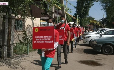 Волонтеры бесплатно раздают маски алматинцам