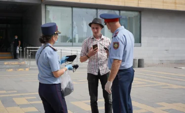 Қостанай облысында полиция қызметкерлері тұрғындарға тегін маска таратты  