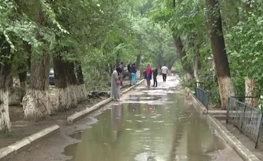 Многоэтажные дома затопило из-за ливня в Таразе