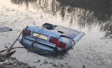 Под Уральском в реке утонуло авто: погибли дети