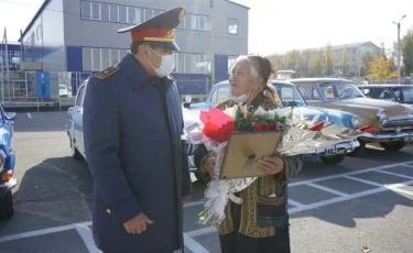 Более полувека за рулем без нарушений ПДД: начальник ДП Жамбылской области встретился  самым примерным водителем