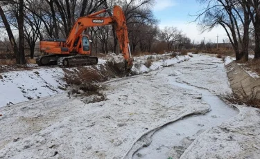 Служба спасения на реке Каргалы оперативно устраняет угрозу подтопления в Наурызбайском и Алатауском районах