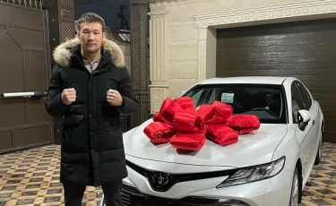 Казахстанскому бойцу UFC подарили новую Toyota Camry