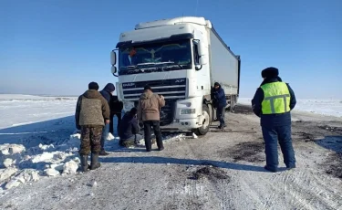 Ветром сдуло: в нештатной ситуации оказался грузовик на трассе Усть-Каменогорск-Семей