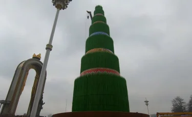 Самый высокий в мире символ Наурыза установили в Таджикистане