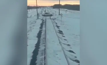 Павлодар облысында пойыз келгенше темір жолдан өтпек болған көлік тоқтап қалды