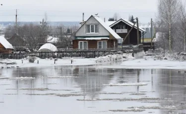 Паводок на востоке Казахстана: десятки домов затоплено