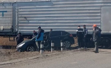 Когда знак "STOP" не указ: водитель иномарки в Петропавловске врезался в тепловоз на переезде