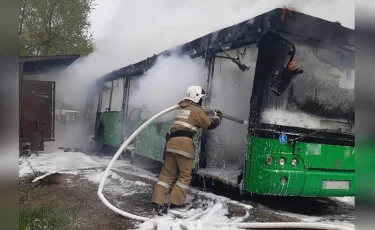 Пассажирский автобус загорелся в микрорайоне Айгерим-2, пострадавших нет