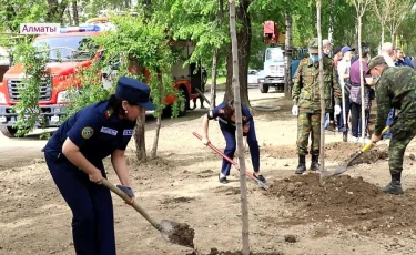 Спасатели и пожарные обустроили сквер с аллеей в Алматы