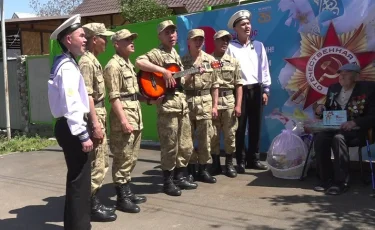 Оркестр перед домом: ветеран спел военные песни вместе со служащими Пограничной службы