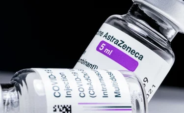 Испытание комбинации вакцин "Спутник Лайт" и AstraZeneca одобрили в России 