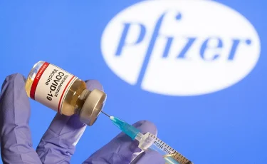 Не надо рассчитывать на Pfizer - глава Минздрава