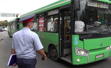 В Алматы за нарушение масочного режима в автобусах оштрафовали свыше 20 человек