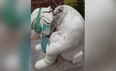 Таразда індетпен күресте құрбан болған дәрігерлерге арналған мүсінді қиратып кетті