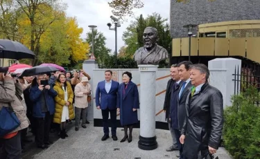 Памятник Абаю Кунанбайулы открылся в Берлине