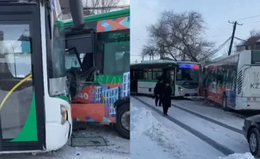 Два автобуса столкнулись в Нур-Султане: две пенсионерки пострадали  