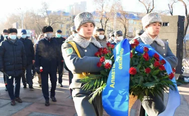 В Алматы состоялась церемония возложения цветов к монументу «Тәуелсіздік таңы»