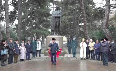  111 жыл: алматылықтар Бауыржан Момышұлының рухына тағзым етті