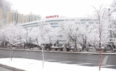 Снег в Алматы: автомобилистов и пешеходов призвали к осторожности 